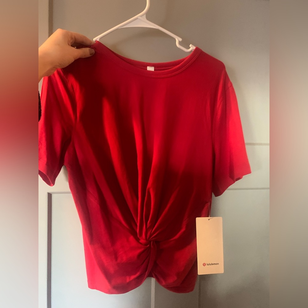 Lululemon red crescent tee, size 6 NWT